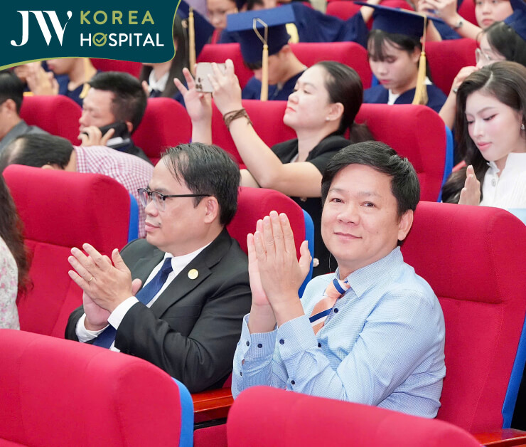 Bác sĩ Tú Dung tại chương trình Nâng bước thủ khoa 2025