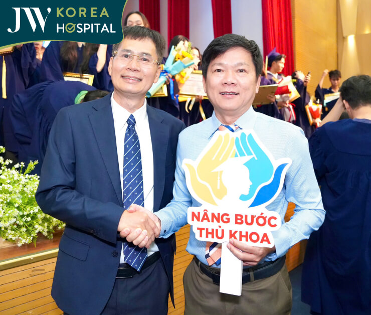 Bác sĩ Tú Dung giao lưu cùng Trưởng Cơ quan đại diện báo Tiền Phong