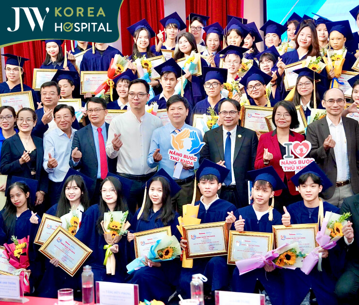 Bác sĩ Tú Dung chụp hình cùng các ban lãnh đạo lớn cùng các thủ khoa 