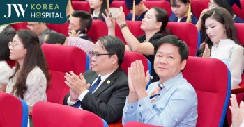 Bác sĩ Tú Dung cùng “Nâng bước thủ khoa 2025” tiếp sức tri thức cho thế hệ trẻ