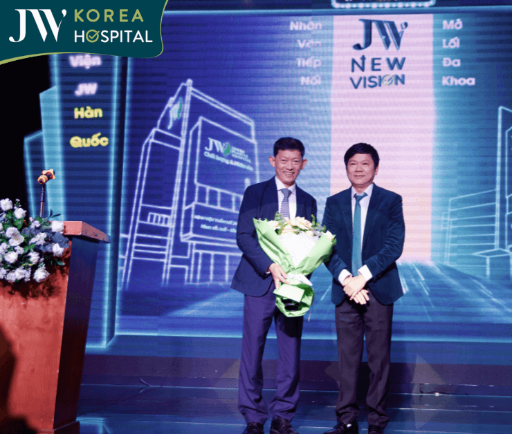 BS Tú Dung trao hoa cho TS BS Dương Huy Lương phó cục trưởng cục quản lý khám chữa bệnh Bộ Y Tế