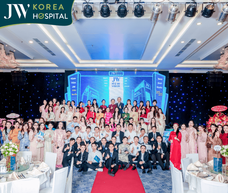 tập thể bệnh viện JW chụp hình toàn viện trước đại tiệc tất niên
