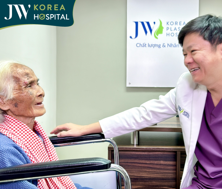 Bác sĩ Tú Dung trực tiếp thăm khám cho cụ bà 