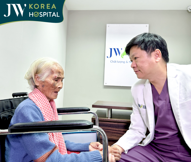 Cụ bà mang khối u chân mày được bác sĩ Tú Dung trực tiếp thăm khám