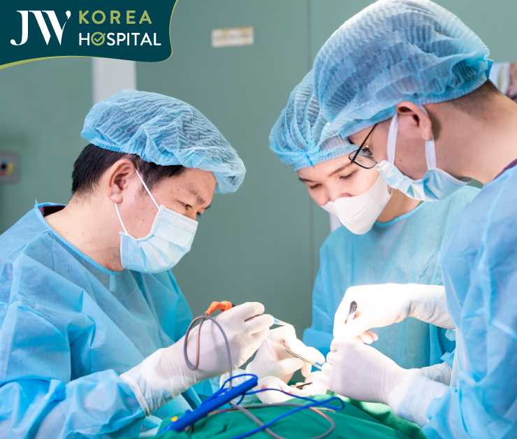 Bấc sĩ Tú Dung và ê-kíp bệnh viện JW trải qua 2 giờ đồng hồ phẫu thuật căng thẳng 