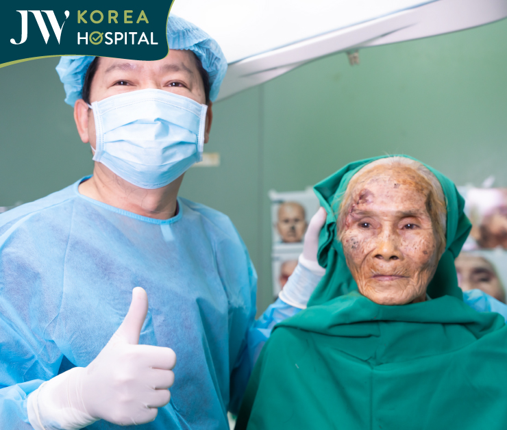 Ca phẫu thuật cắt bỏ khối u chân mày của cụ bà 90 tuổi kết thúc thành công tốt đẹp