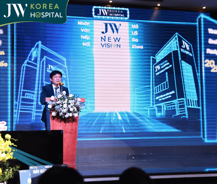 toàn cảnh TS BS Nguyễn Phan Tú Dung tổng giám đốc JW phát biểu