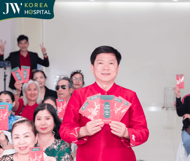 bac si tu dung li xi khai xuan dau nam mung 7 tet 5