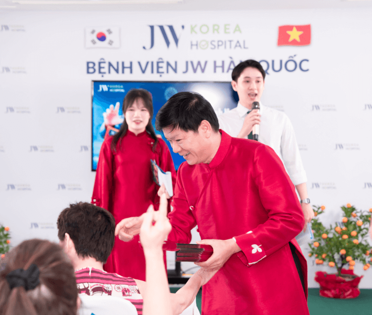 bac si tu dung li xi khai xuan dau nam mung 7 tet 6