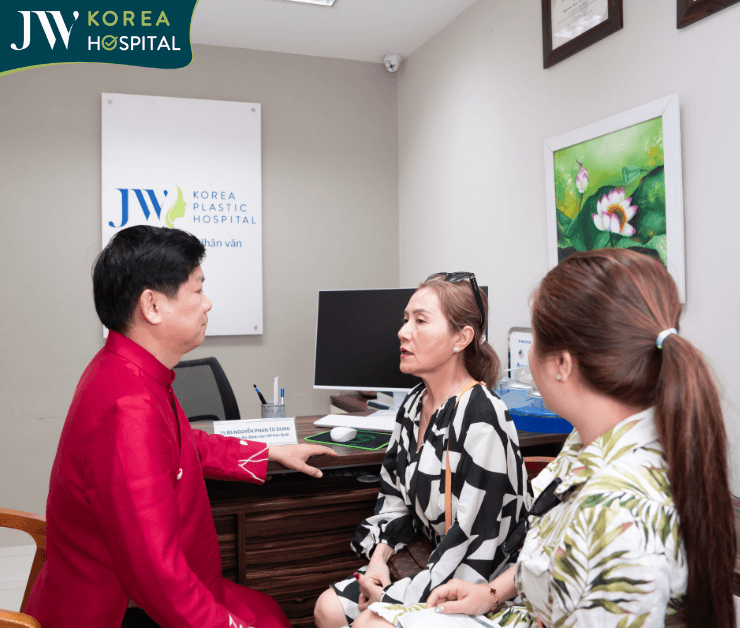 bac si tu dung tu van truc tiep cho khach hang