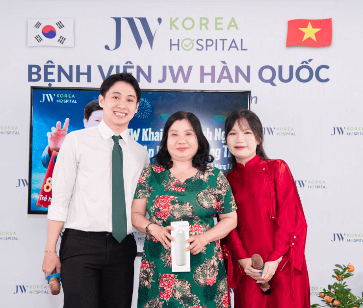 khach hang duoc jw tang binh nuoc giu nhiet