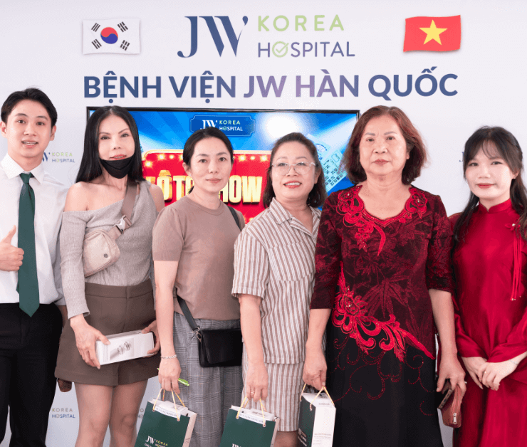 khach hang tham du su kien khai xuan li xi