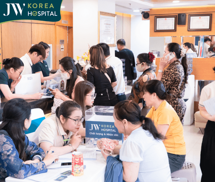 Lượng khách hàng đông đúc tại Bệnh viện JW