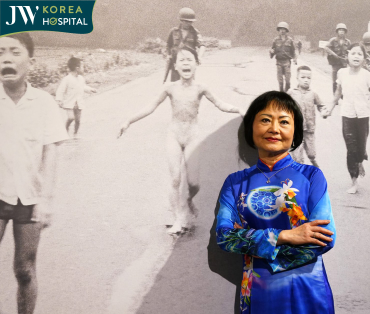 Chân dung và Phan Thị Kim Phúc - nhân vật chính trong bức tranh Em bé Napalm