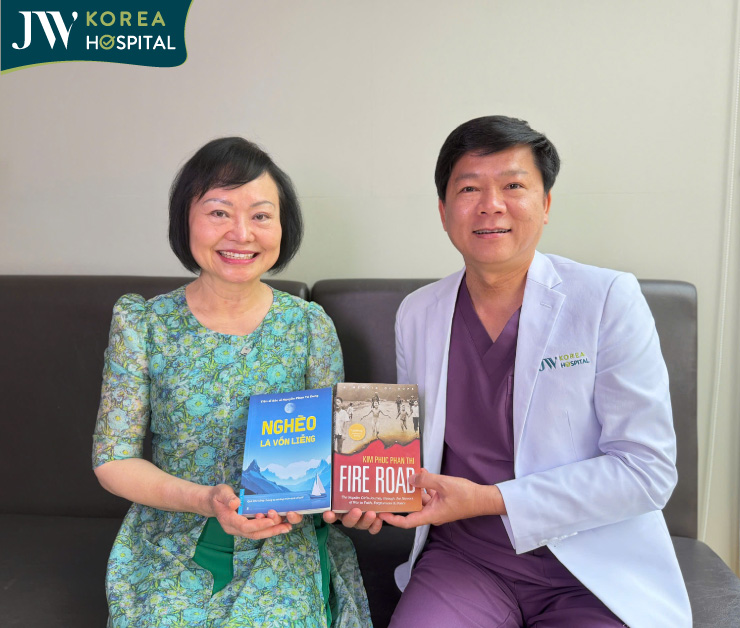 Buổi gặp gỡ đầy cảm xúc của bác sĩ Tú Dung và bà Phan Thị KIm Phúc 