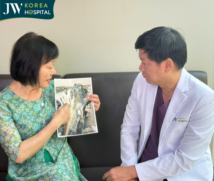 bà Phan Thị Kim Phúc kể về chiến tranh Việt Nam trong lịch sử với bác sĩ Tú Dung