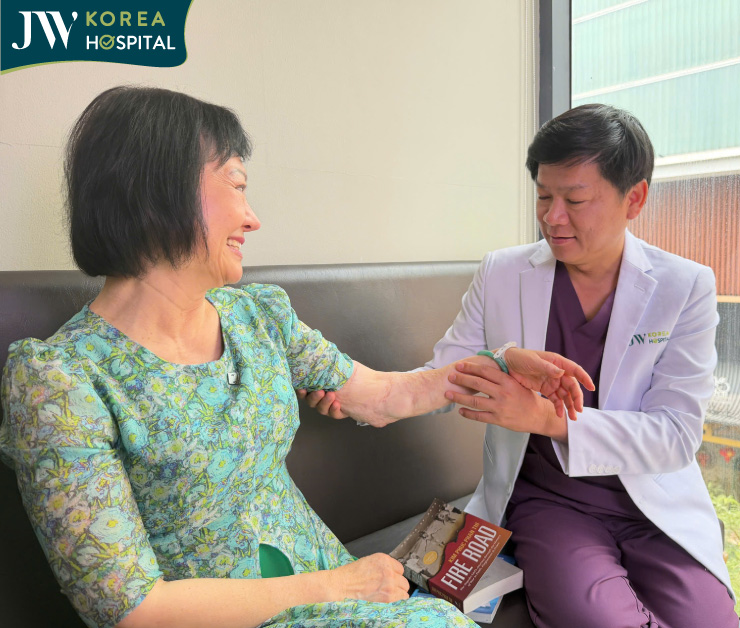 Bác sĩ Tú Dung xúc động khi nhìn thấy các vết sẹo do bom napalm để lại trên cơ thể của bà Phan Thị Kim Phúc