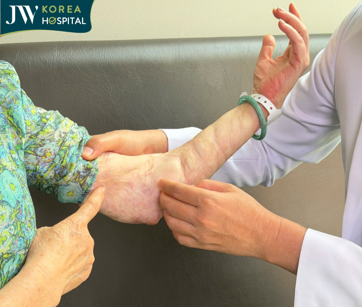 Những vết sẹo do bom napalm vẫn còn hằn sâu trên cơ thể của bà Phan Thị Kim Phúc