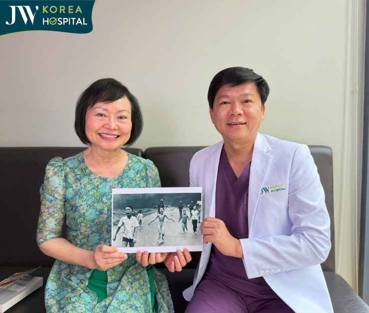 Bác sĩ Tú Dung có dịp hội ngộ cùng em bé Napalm tại Bệnh viện JW