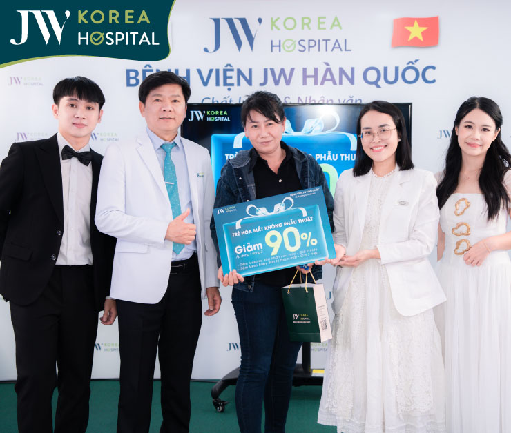 Bác sĩ Tú Dung trao giải thưởng cho khách hàng may mắn