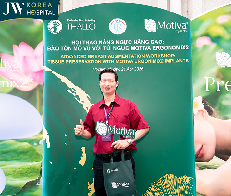 Bác sĩ JW tại hội nghị nâng ngực