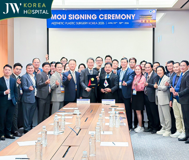 Bác sĩ Tú Dung chụp hình cùng nhiều chuyên gia, bác sĩ quốc tế