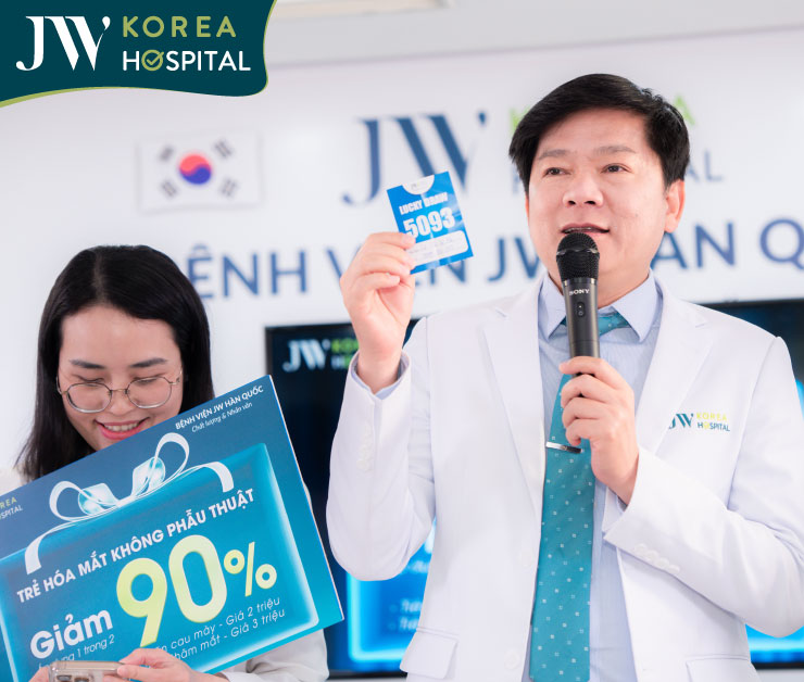 Bác sĩ Tú Dung mang đến nhiều quà tặng hấp dẫn cho khách hàng tham dự sự kiện ra mắt công nghệ mới tại Bệnh viện JW