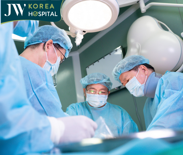 Bác sĩ Tú Dung và ê-kíp bác sĩ tại Bệnh viện JW căng thẳng phẫu thuật cho ca biến chứng áp xe nhiễm trùng nặng sau đặt túi độn mông