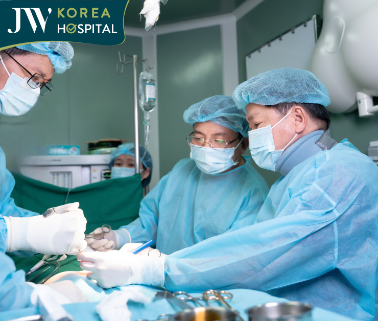 Bác sĩ Tú Dung thực hiện cấp cứu khẩn cho bệnh nhân bị áp xe nhiễm trùng nặng sau 4 năm đặt túi độn mông tại cơ sở thẩm mỹ không giấy phép