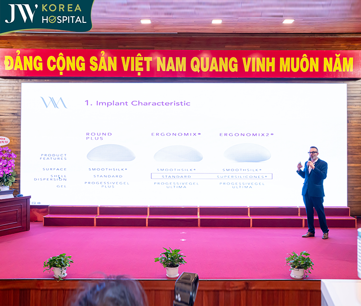 Đại diện Motiva phát biểu ra mắt túi ngực Ergonomix 2