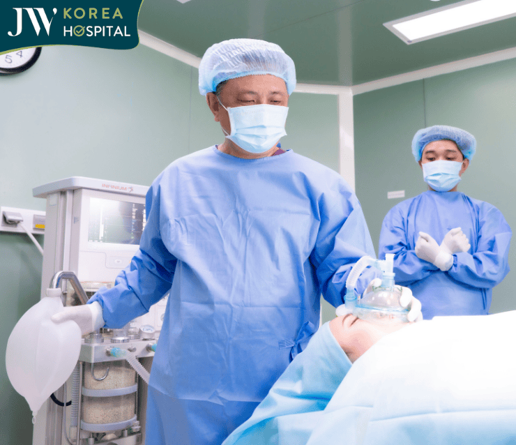 Đội ngũ Phẫu thuật - Gây mê hồi sức của bệnh viện JW theo dõi sát sao trong suốt quá trình thực hiện ca mổ 