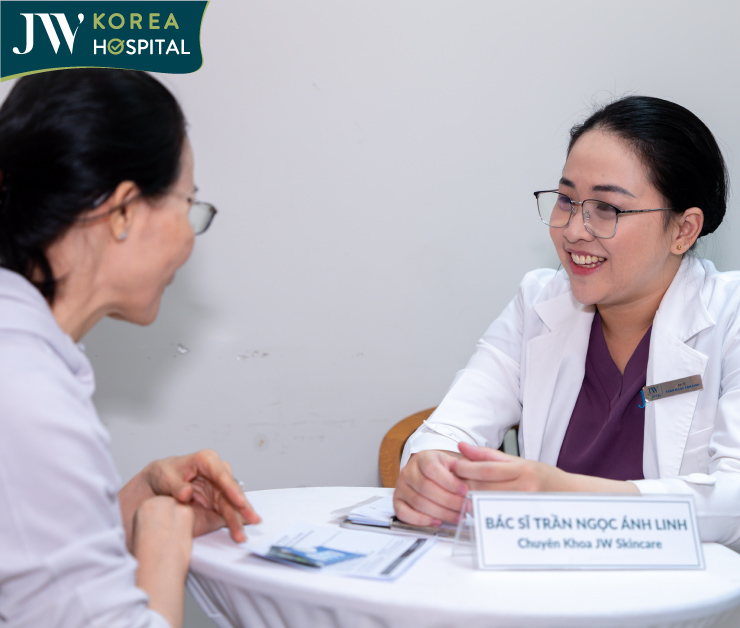 Bác sĩ JW tư vấn và thăm khám khách hàng tham dự sự kiện ra mắt công nghệ mới tại bệnh viện JW