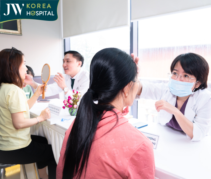 Đội ngũ bác sĩ JW tất bật tư vấn khách hàng tại sự kiện ra mắt công nghệ J Plasma