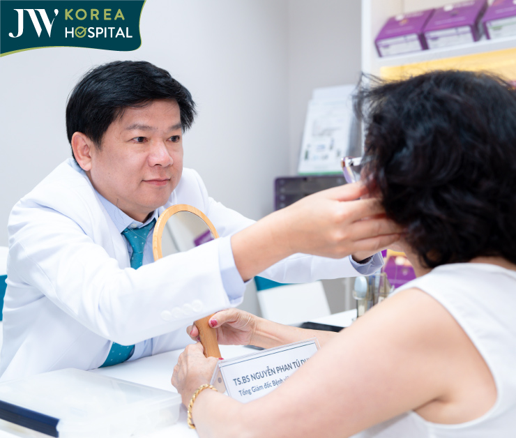 Bác sĩ Tú Dung tư vấn và thăm khám trực tiếp cho khách hàng đến tham dự sự kiện