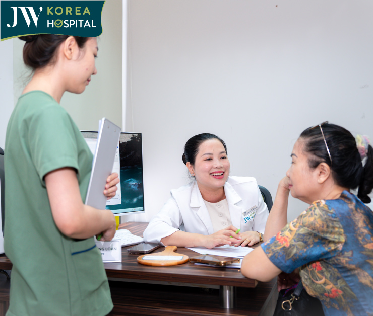 Khách hàng được bác sĩ chuyên khoa tại Bệnh viện JW trực tiếp thăm khám và thực hiện