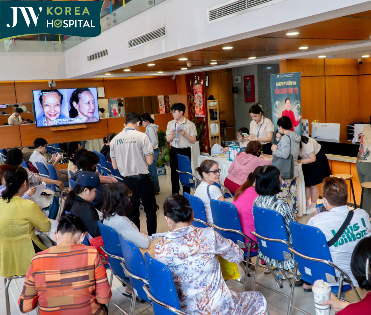 Hơn 500 khách hàng có mặt từ sớm tại bệnh viện JW để tham dự sự kiện ra mắt công nghệ mới J Plasma thẩm mỹ không phẫu thuật