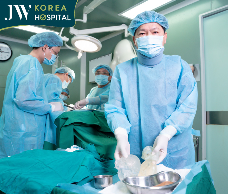 Túi độn vỡ nát và dịch mủ trong vòng 3 của bệnh nhân được bác sĩ Tú Dung và ê-kíp bệnh viện JW lấy ra