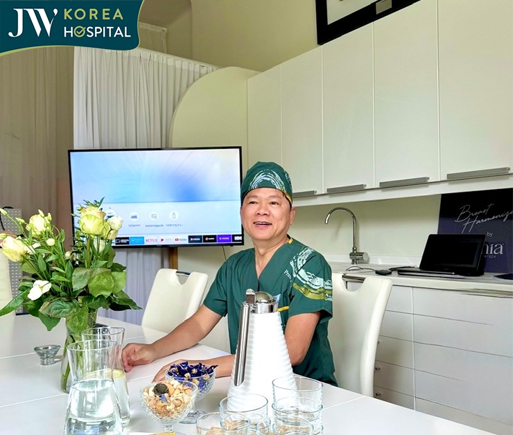 3 ngày đầu chuyến công tác, BS Tú Dung đến BV Thụy Điển tiếp nhận công nghệ nâng ngực bảo tồn mới nhất.