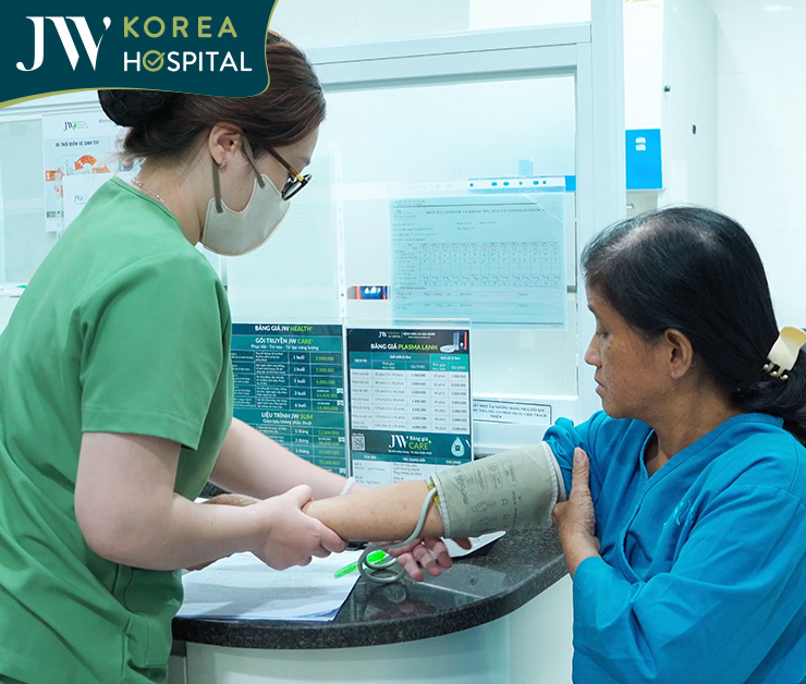 Cô Bé Phương được kiểm tra sức khỏe để đảm bảo an toàn và hạn chế rủi ro khi phẫu thuật