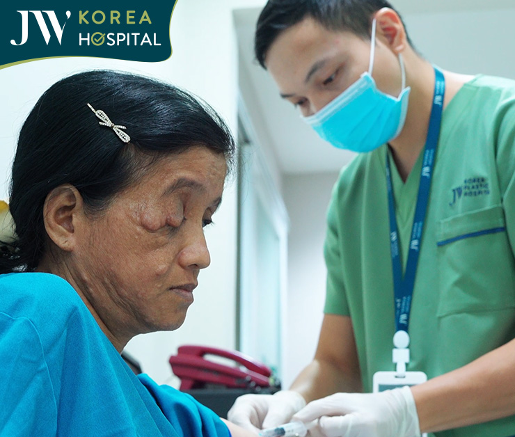 Ekip JW kiểm tra sức khỏe toàn diện cho cô Bé Phương trước khi thực hiện phẫu thuật