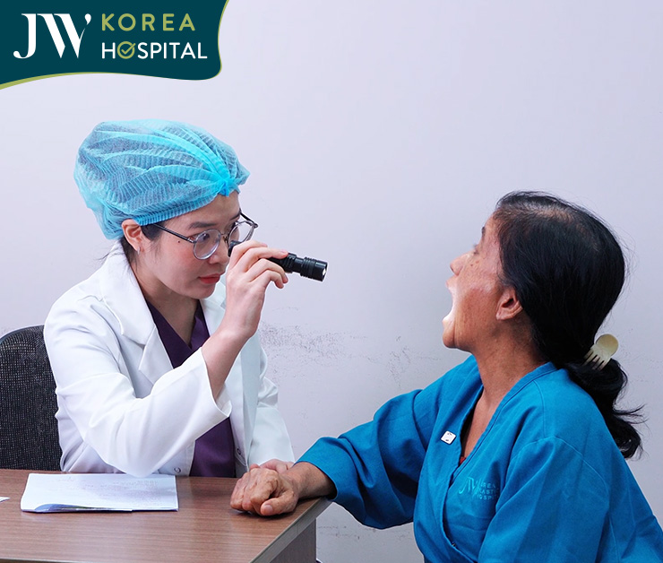 Cô Bé Phương được khám tiền phẫu kỹ lưỡng