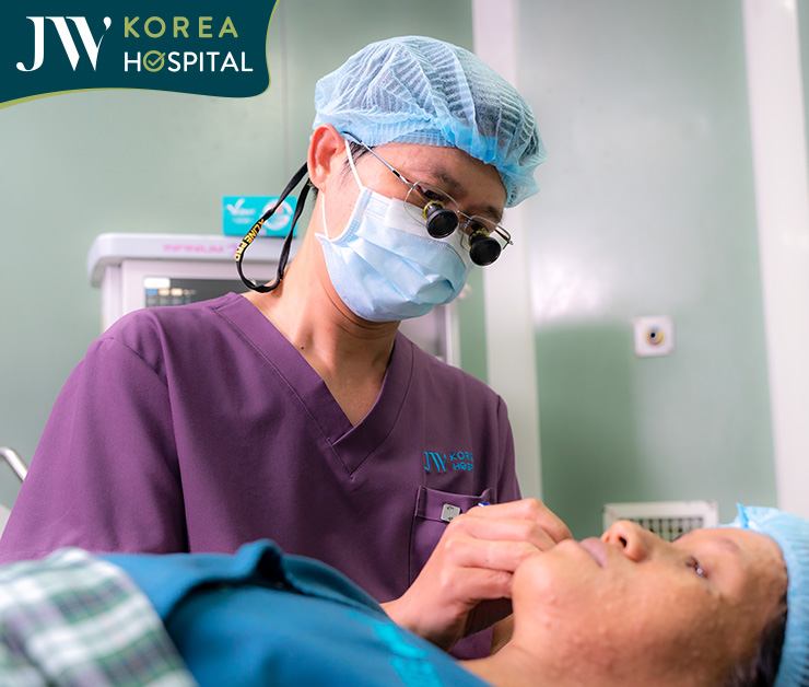 Bác sĩ chuẩn bị cắt bỏ khối u cho cô Bé Phương