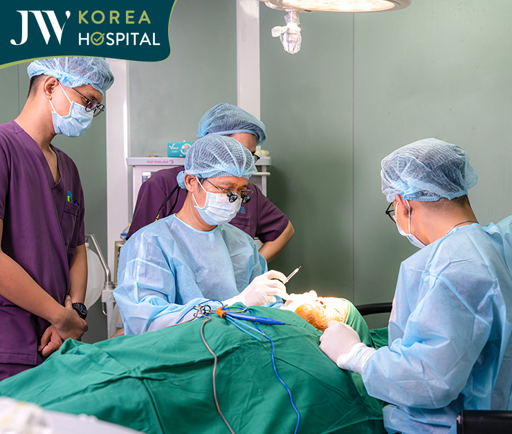 Ca phẫu thuật cắt u sợi thần kinh cho cô Bé Phương kéo dài hơn 3 tiếng