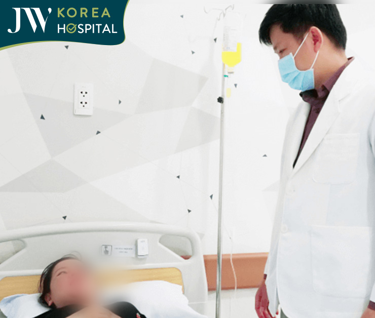 Khách hàng sau nâng ngực được chăm sóc và theo dõi sát sao bởi đội ngũ bác sĩ và điều dưỡng JW